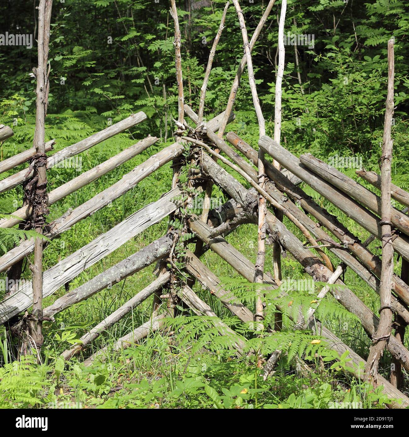 Traditioneller Holzzaun auf einem Bauernhof in Estland Stockfoto
