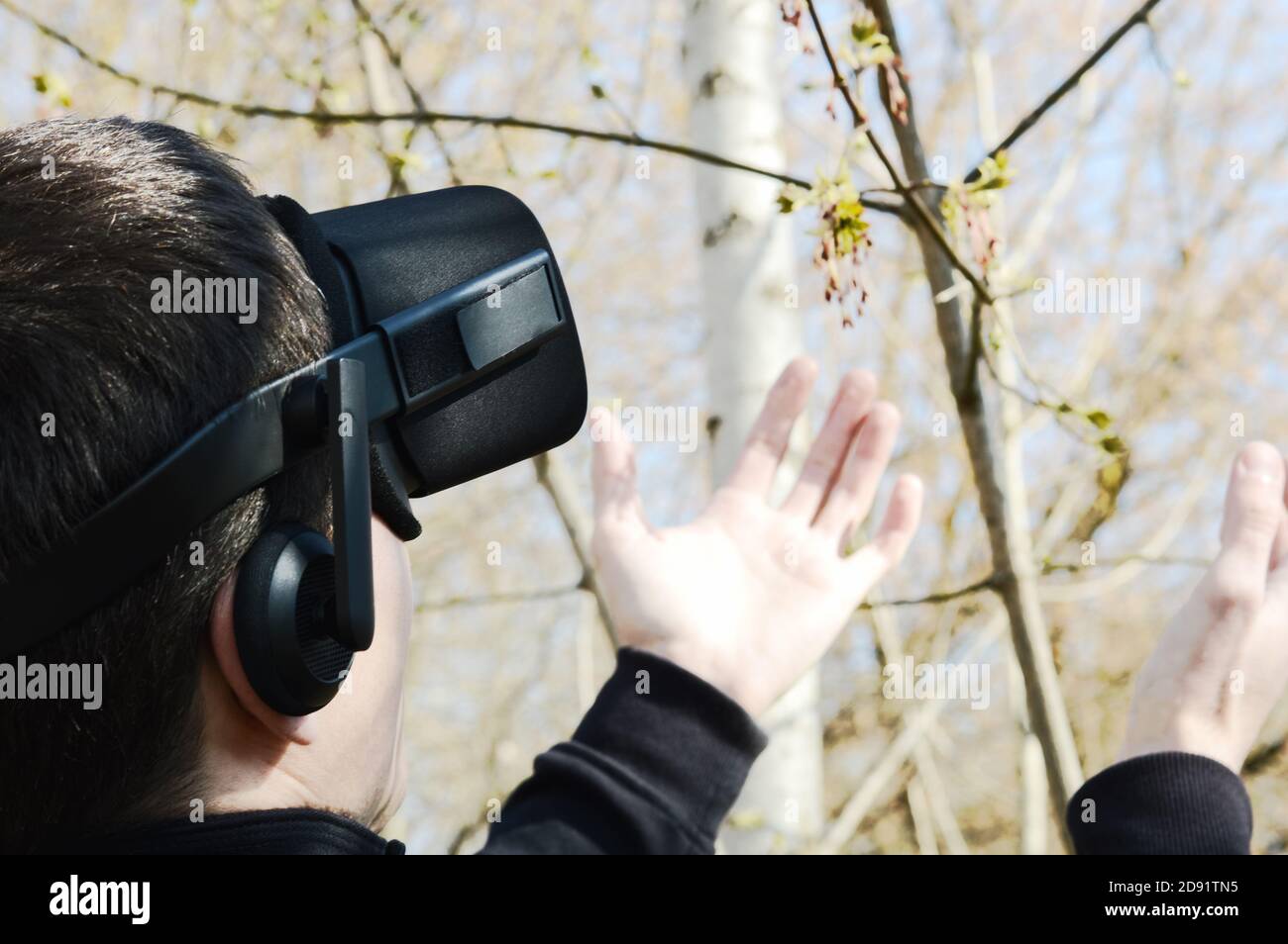 Junger Mann versuchen VR-Brille, virtuelle Technologien helfen Menschen in realistische Tierwelt Vision, Raum für Text Stockfoto
