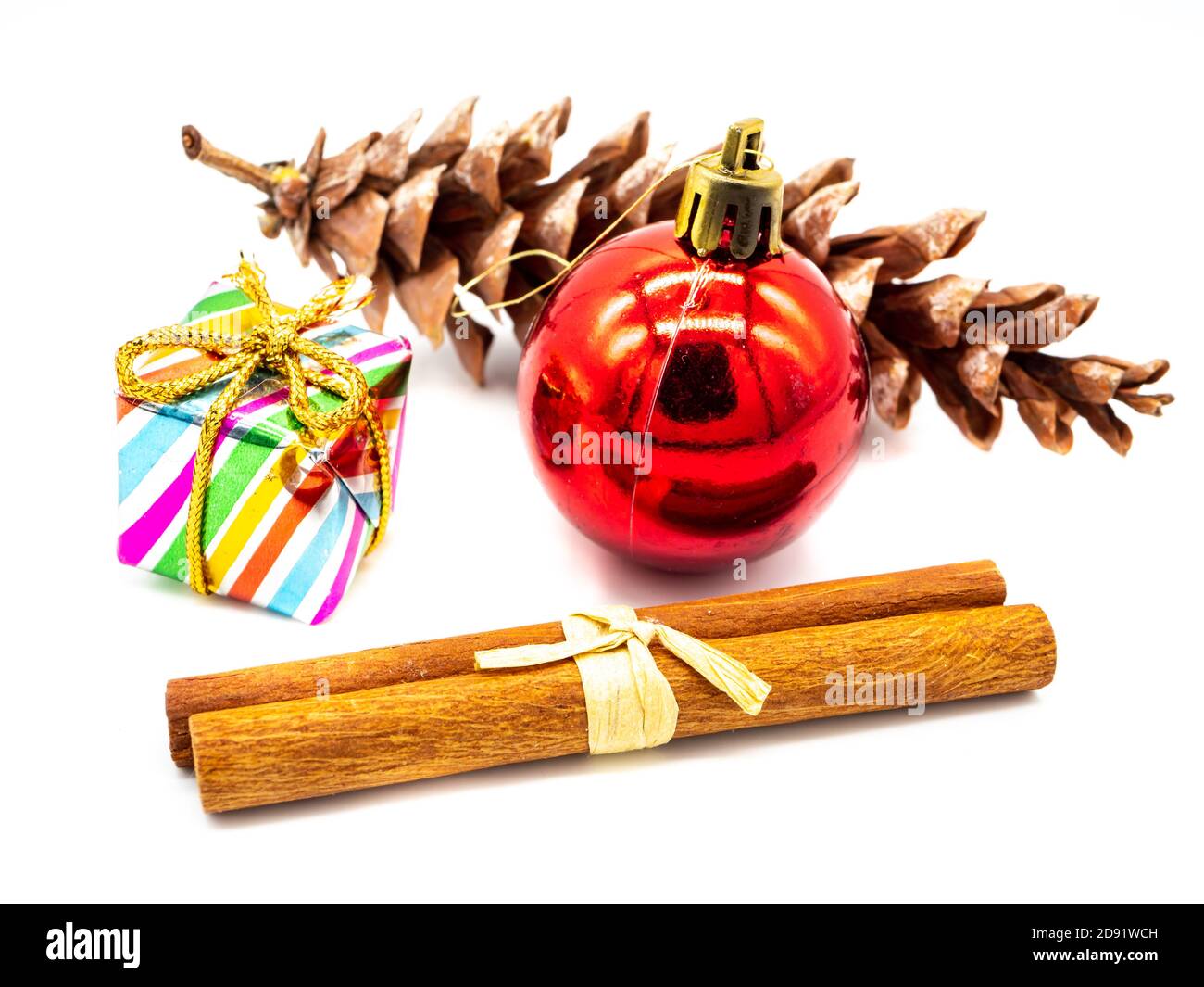Weihnachts-Dekoration, die isoliert auf weißem Hintergrund Stockfoto