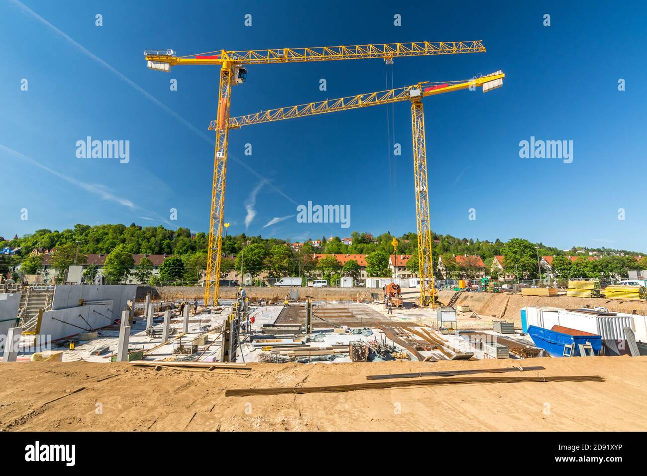 Baustelle mit großen Aushub und Kräne auf einem sonnigen Tag Stockfoto