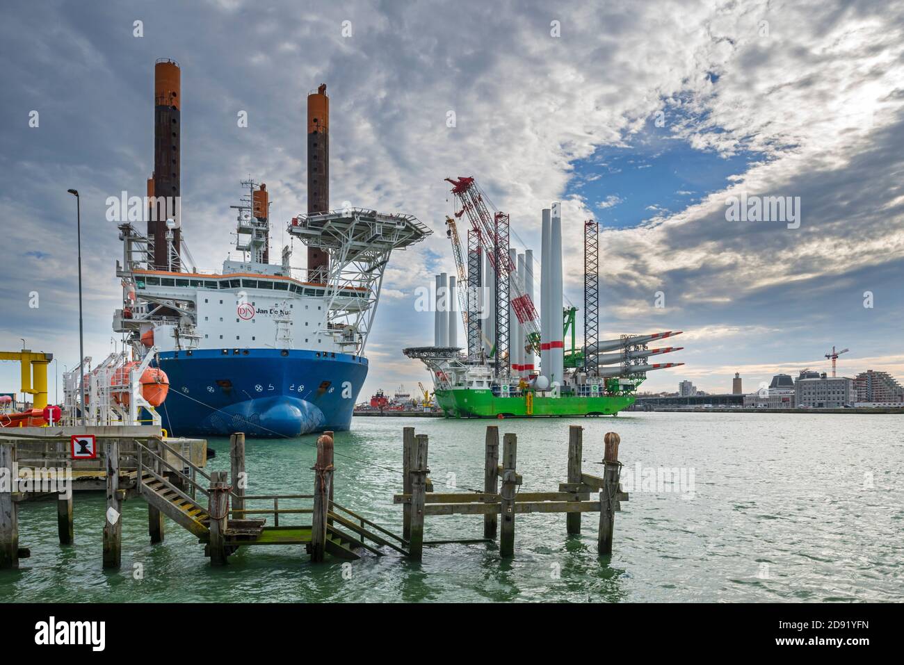 Installationsschiffe Apollo und Wühlmaus Au Vent vertäuten am REBO Schwerlastterminal im Hafen von Ostende, Belgien, um Windkraftanlagen für den SeaMade Windpark zu laden Stockfoto