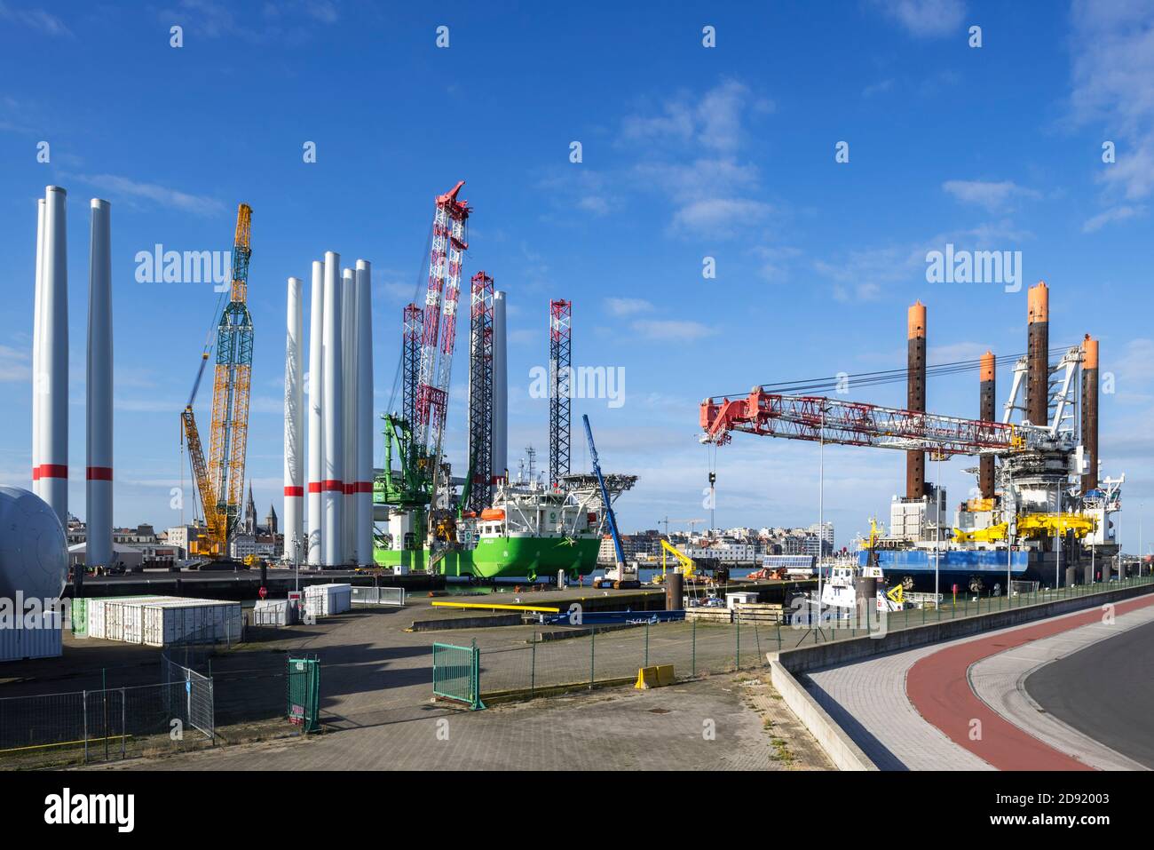 Installationsschiffe Apollo und Wühlmaus Au Vent vertäuten am REBO Schwerlastterminal im Hafen von Ostende, Belgien, um Windkraftanlagen für den SeaMade Windpark zu laden Stockfoto