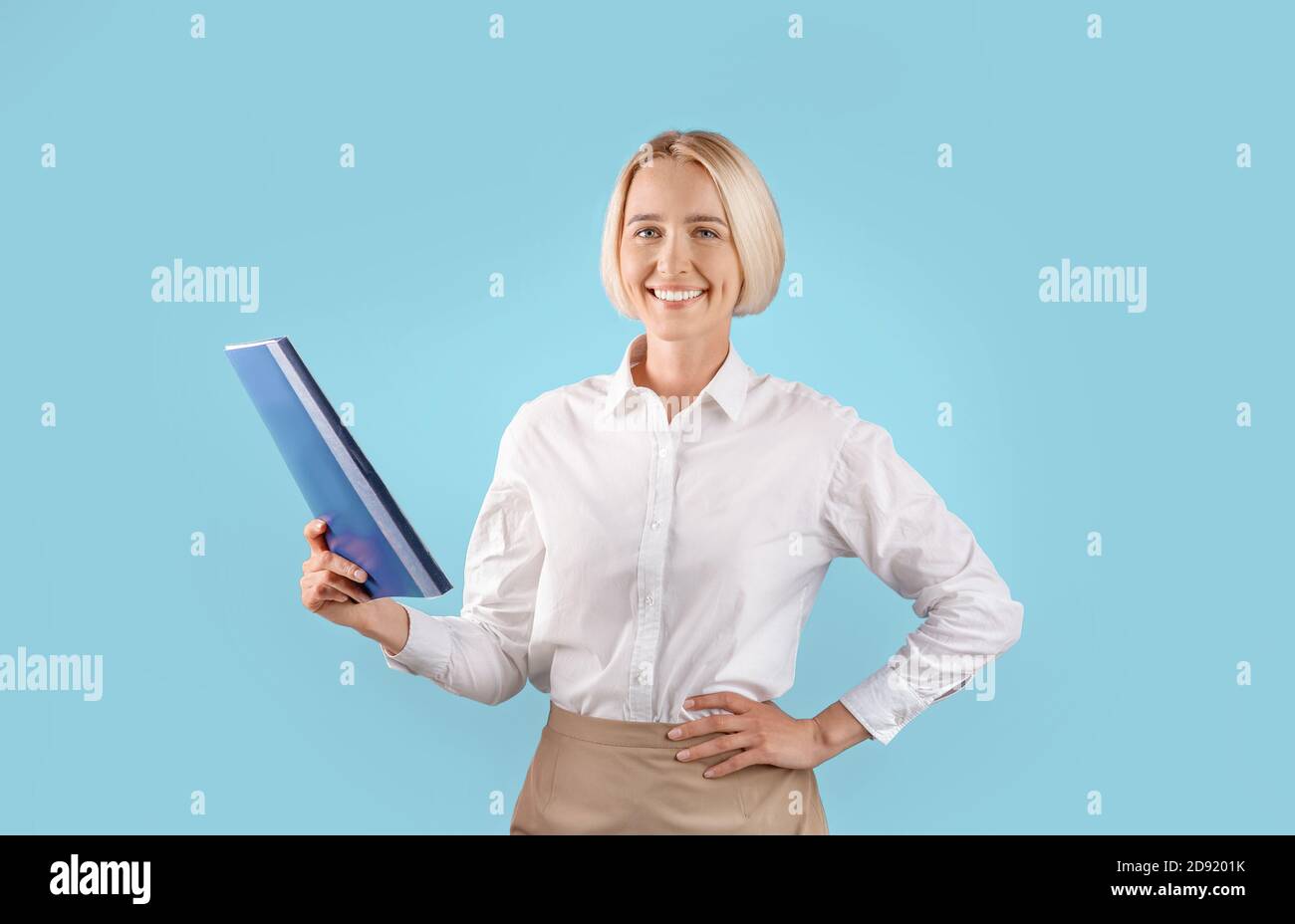 Portrait von positiven weiblichen Unternehmer im Büro tragen Ordner halten Mit Dokumenten auf blauem Studiohintergrund Stockfoto