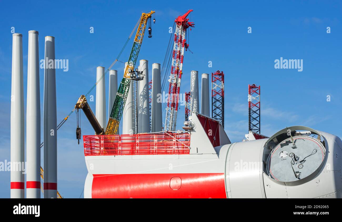 Windturbinen-Maschinenhaus mit Rotornaben und Turmsektionen für Offshore-Windpark SeaMade im SCHWERLASTTERMINAL REBO im Hafen von Ostende, Flandern, Belgien Stockfoto