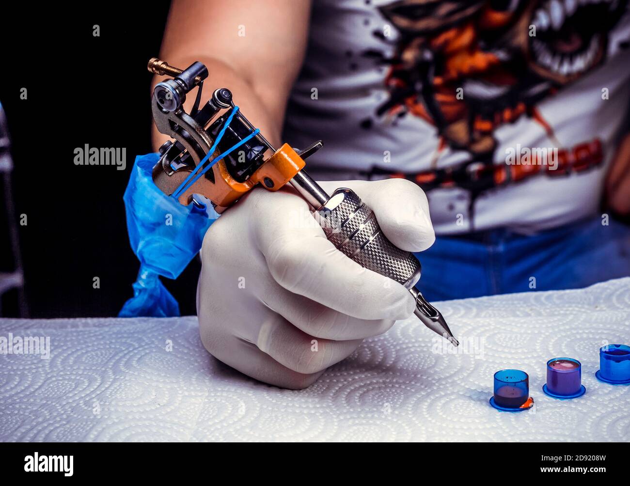 Hand eines Tätowierers, der die Tätowiermaschine hält Stockfotografie -  Alamy