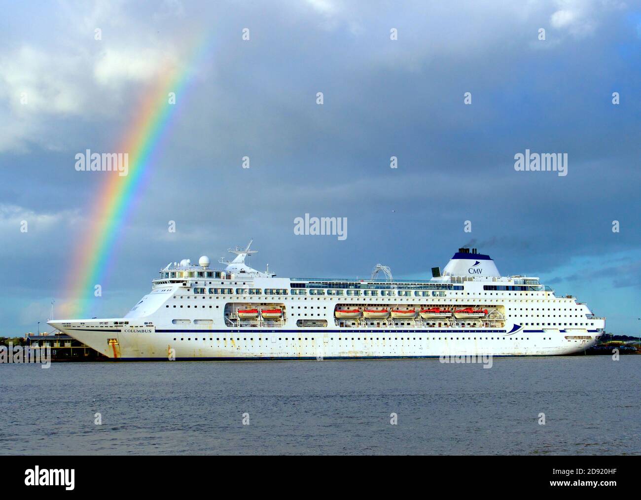 02/11/2020 Tilbury UK EIN Regenbogen fügt einen Spritzer Farbe über dem MV Columbus. Das Kreuzfahrtschiff, das formell von der inzwischen stillgelegten CMV-Linie betrieben wurde, wurde recen Stockfoto