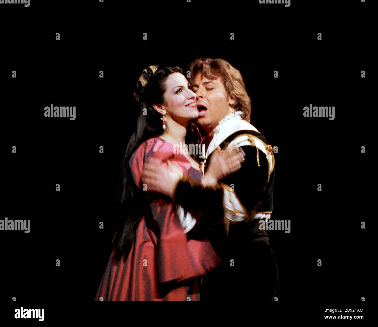 Angela Gheorghiu (Juliette), Roberto Alagna (Romeo) in ROMEO ET JULIETTE von Gounod an der Royal Opera House, London WC2 18/02/2000 Musik: Charles-Francois Gounod Libretto: Jules Barbier & Michel Care after Shakespeare Dirigent: Charles Mackerras Gestaltung: Carlo Tommasi Beleuchtung: Bruno Boyer Regie: Nicolas Joel Stockfoto