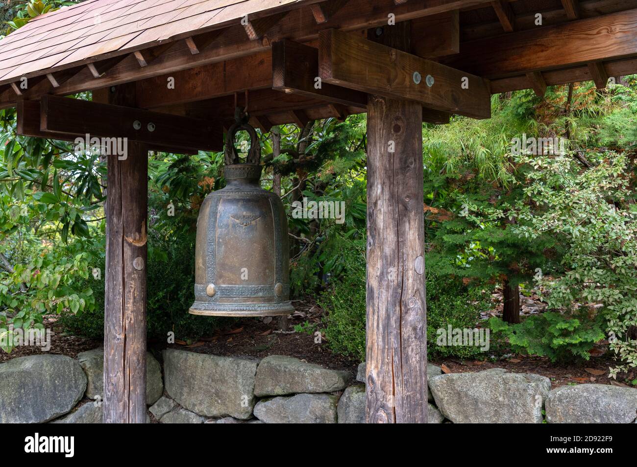 Große buddhistische Glocke hing in den Kubota Gärten in Seattle, Washington, USA Stockfoto