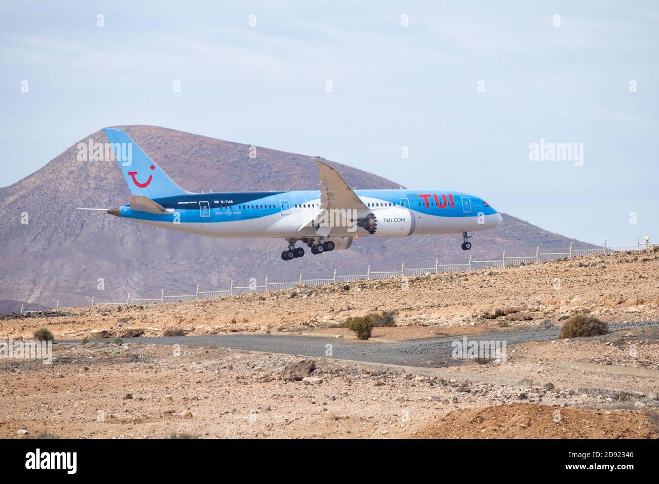 Gran Canaria, Kanarische Inseln, Spanien. 2. November 2020. Ein TUI-Flug aus Großbritannien landet am Flughafen Gran Canaria. Einer von mehr als zehn Flügen aus Großbritannien am Montag, die Hunderte von britischen Urlaubern nach Gran Canaria bringen, bevor am Donnerstag, dem 5. November, das neue Sperrreiseverbot eingeführt wurde. Kredit: Alan Dawson/Alamy Live Nachrichten Stockfoto