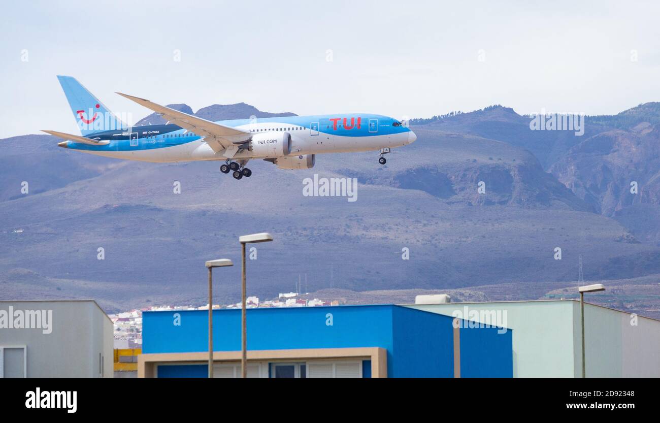 Gran Canaria, Kanarische Inseln, Spanien. 2. November 2020. Ein TUI-Flug aus Großbritannien landet am Flughafen Gran Canaria. Einer von mehr als zehn Flügen aus Großbritannien am Montag, die Hunderte von britischen Urlaubern nach Gran Canaria bringen, bevor am Donnerstag, dem 5. November, das neue Sperrreiseverbot eingeführt wurde. Kredit: Alan Dawson/Alamy Live Nachrichten Stockfoto