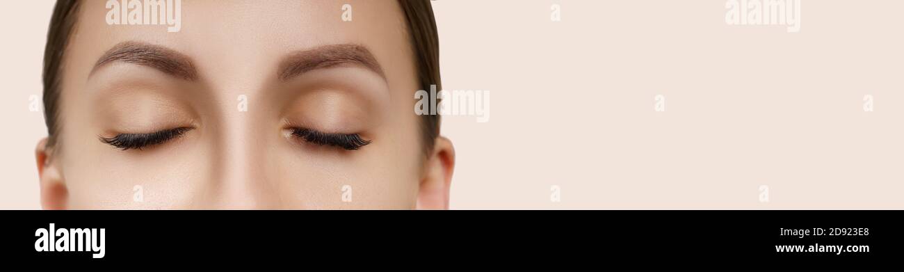 Wimpernverlängerung Verfahren. Schöne Frau mit extrem lange False Wimpern. Make-Up, Kosmetik. Schönheit, Hautpflege. Stockfoto