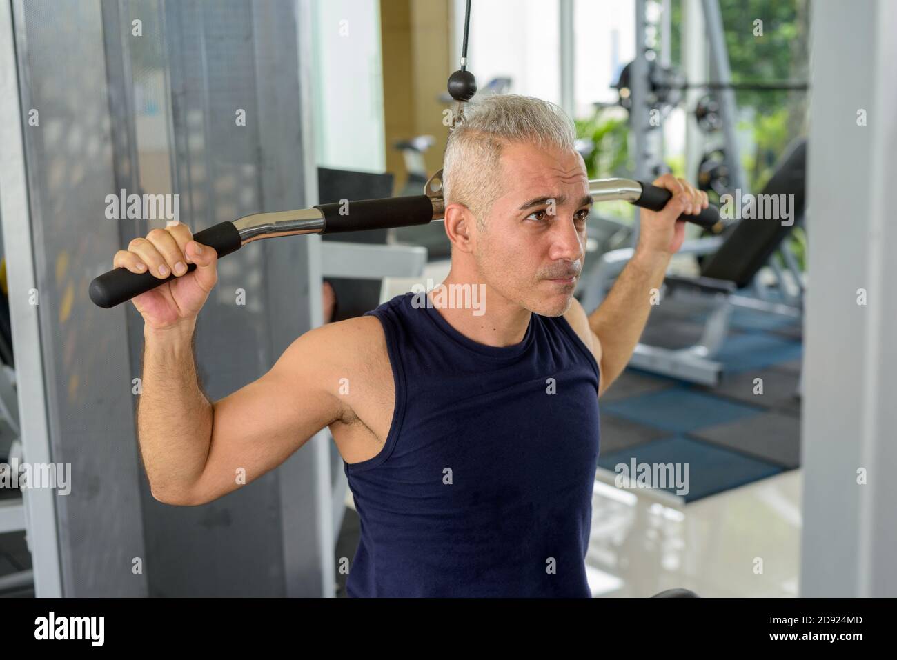 Reifen Handsome persischen Mann mit Pull down Maschine an der Fitnessraum Stockfoto
