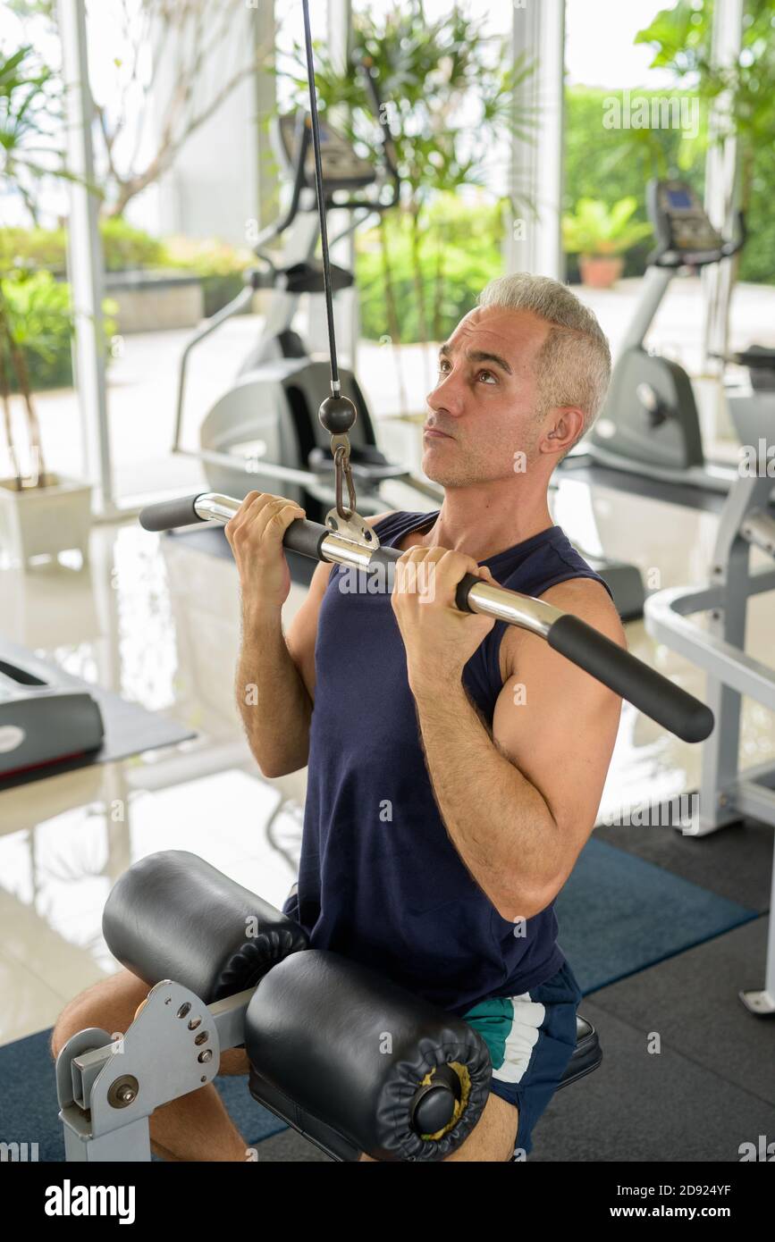 Reifen Handsome persischen Mann die Ausübung mit Pull down Maschine an Der Fitnessraum Stockfoto