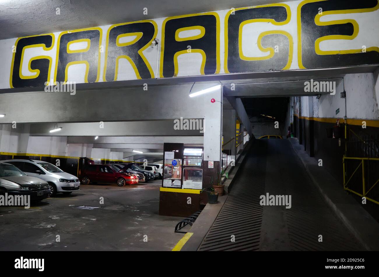 Buenos Aires, Argentinien - Januar 2020: Tiefgarage mit großen Buchstaben. Auto in einem Parkplatz mit mehreren Ebenen geparkt. Stockfoto