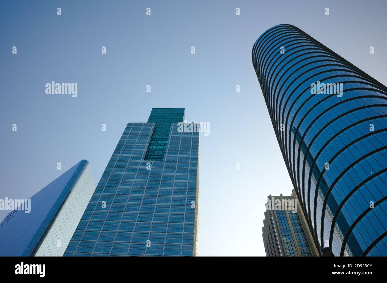 Niedrige Winkelansicht der Glas- und Stahlfassade moderner Bürogebäude. Hochhaus-Hochhäuser in Buenos Aires, Argentinien. Stockfoto