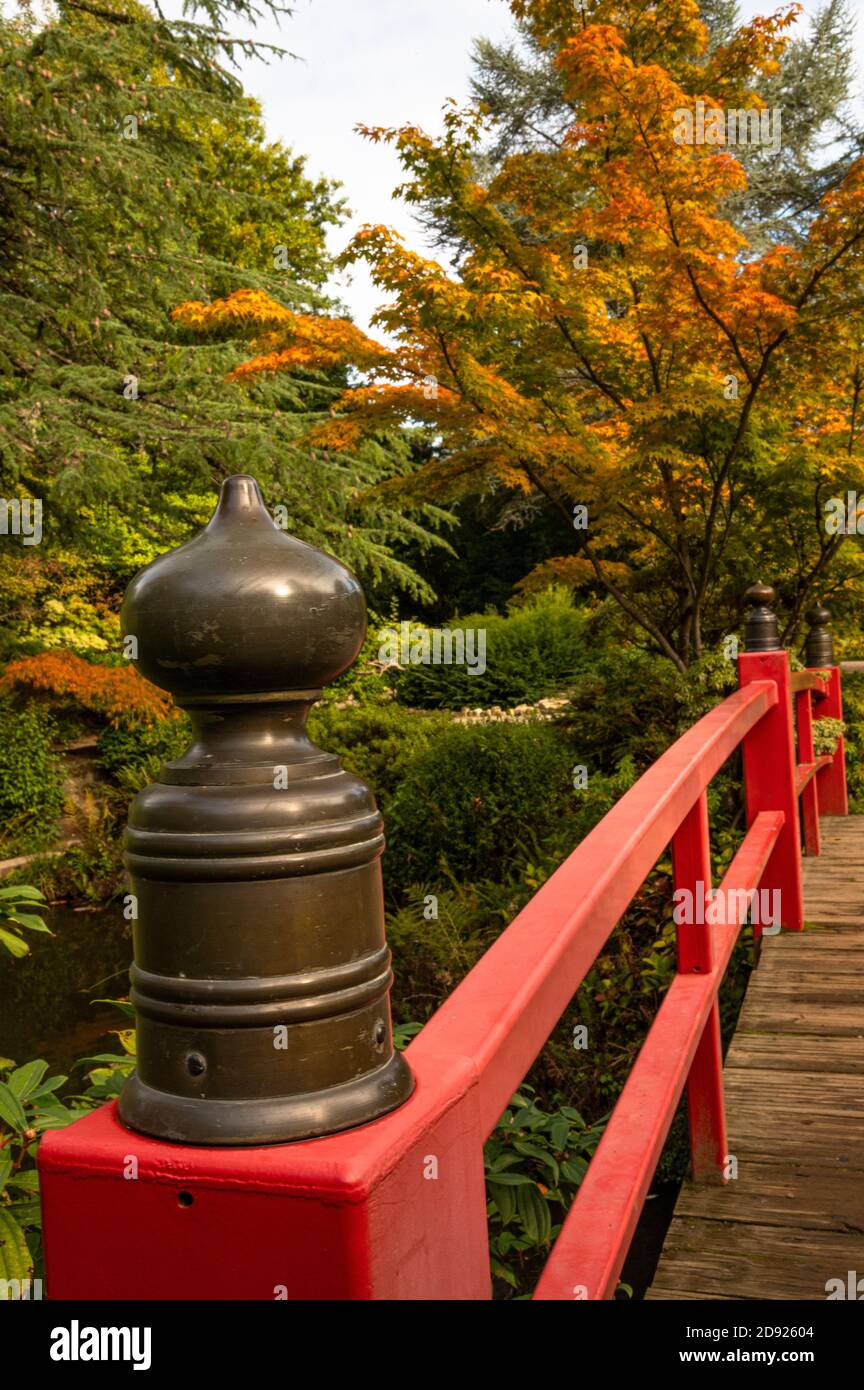 Lotus Knospe Form post finial auf einem japanischen Stil Brücke Stockfoto