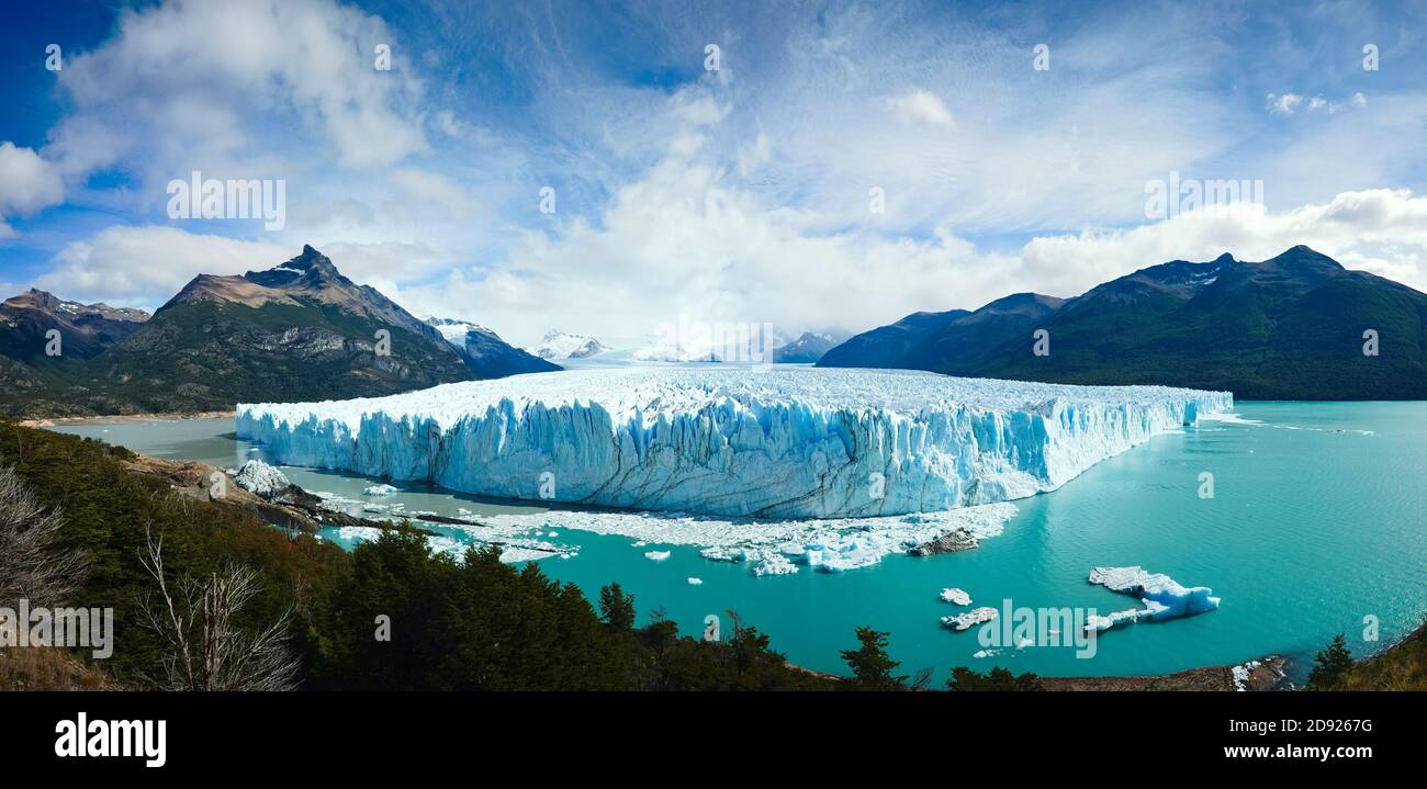 Panorama des Perito Moreno Gletschers im Los Glaciares Nationalpark in Patagonien, Argentinien in der Nähe von El Calafate Stadt. Ist Teil des südlichen Patago Stockfoto