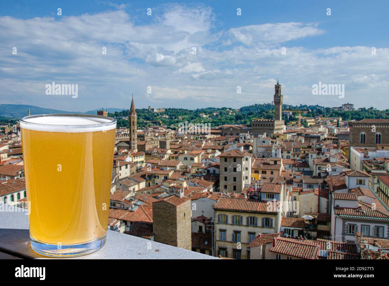 Ein Glas Bier vor dem Blick von oben auf Florenz Historisches Stadtzentrum in Italien Stockfoto