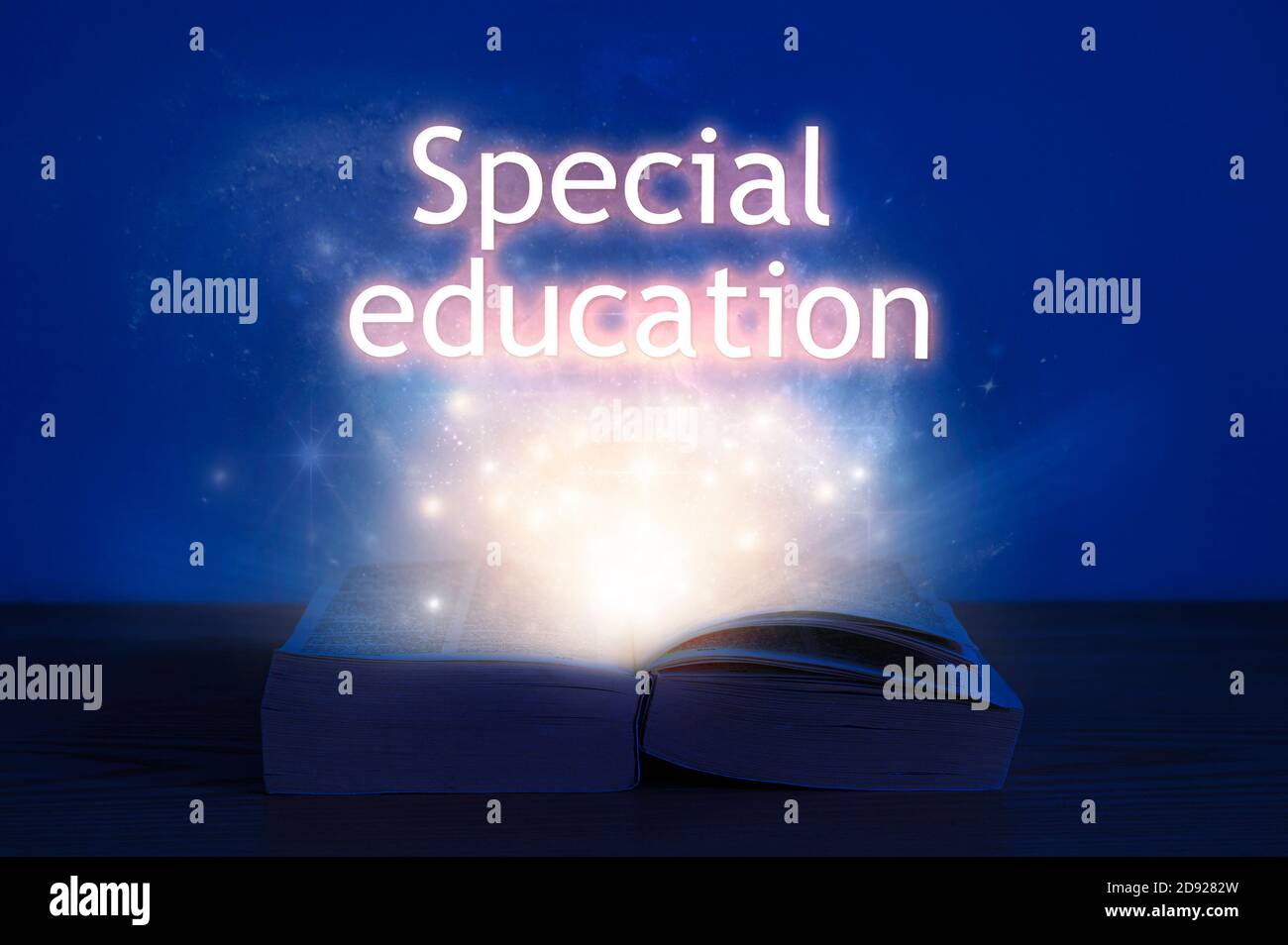 Offenes Buch mit spezieller Bildungsinschrift. Licht kommt aus dem offenen Buch mit Worten besondere Bildung. Stockfoto