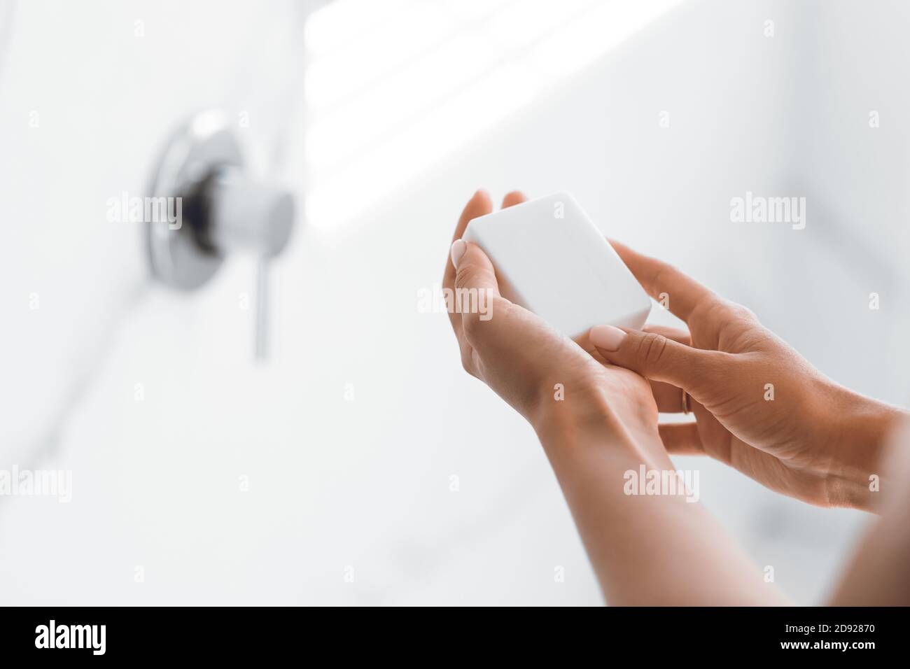 Unkenntlich Dame Hände Waschen Halten Antibakterielle Seife Im Badezimmer, Nahaufnahme Stockfoto