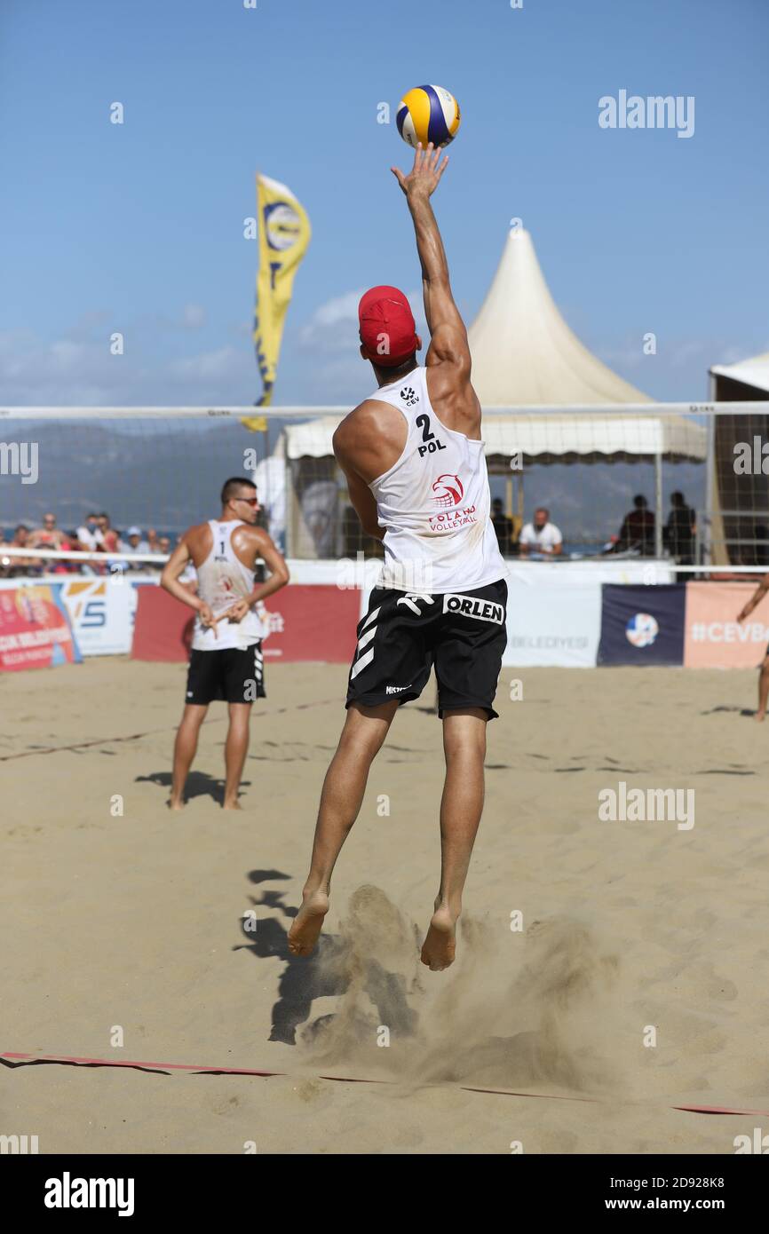 IZMIR, TÜRKEI - 27. SEPTEMBER 2020: Undefinierte Athleten deutscher und polnischer Mannschaften im Halbfinale der U22 Beach Volleyball Europameisterschaft Stockfoto