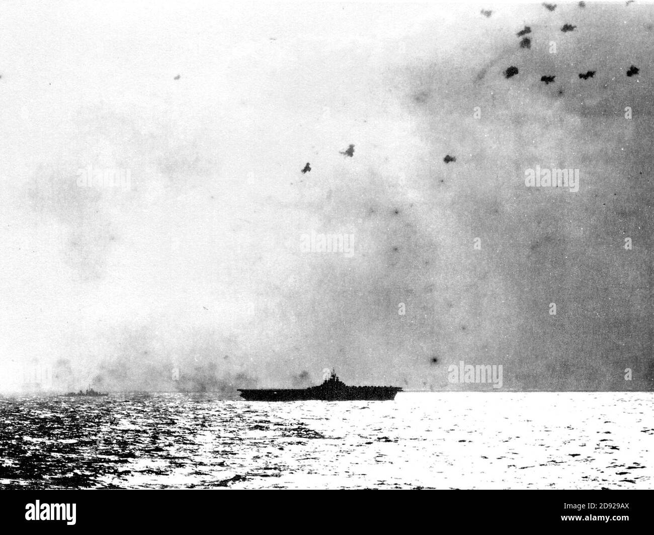Kamikaze greift im April 1945 USS Bunker Hill (CV-17) an. Stockfoto