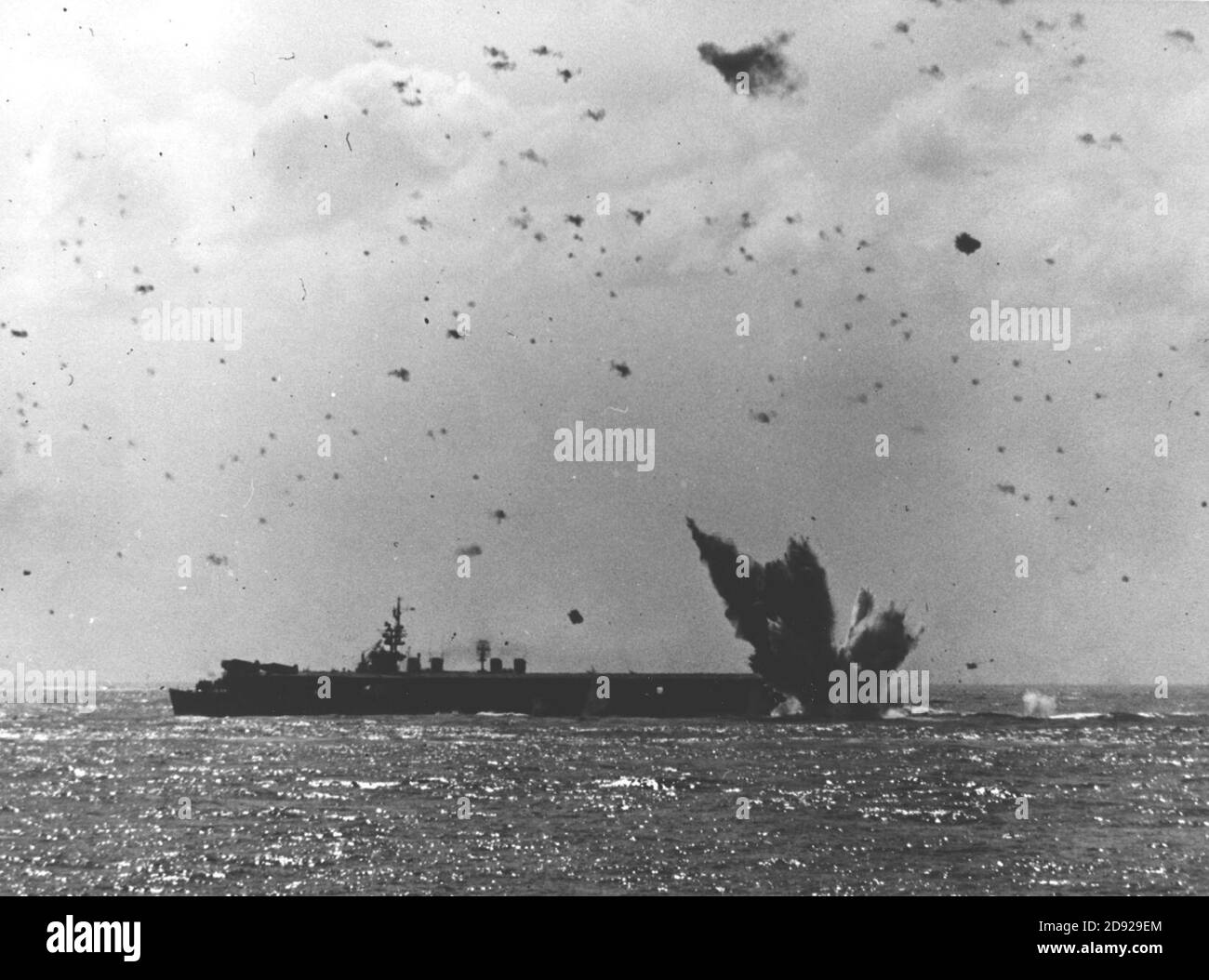 Kamikaze stürzt im April 1945 in der Nähe der USS Bataan (CVL-29) ab. Stockfoto