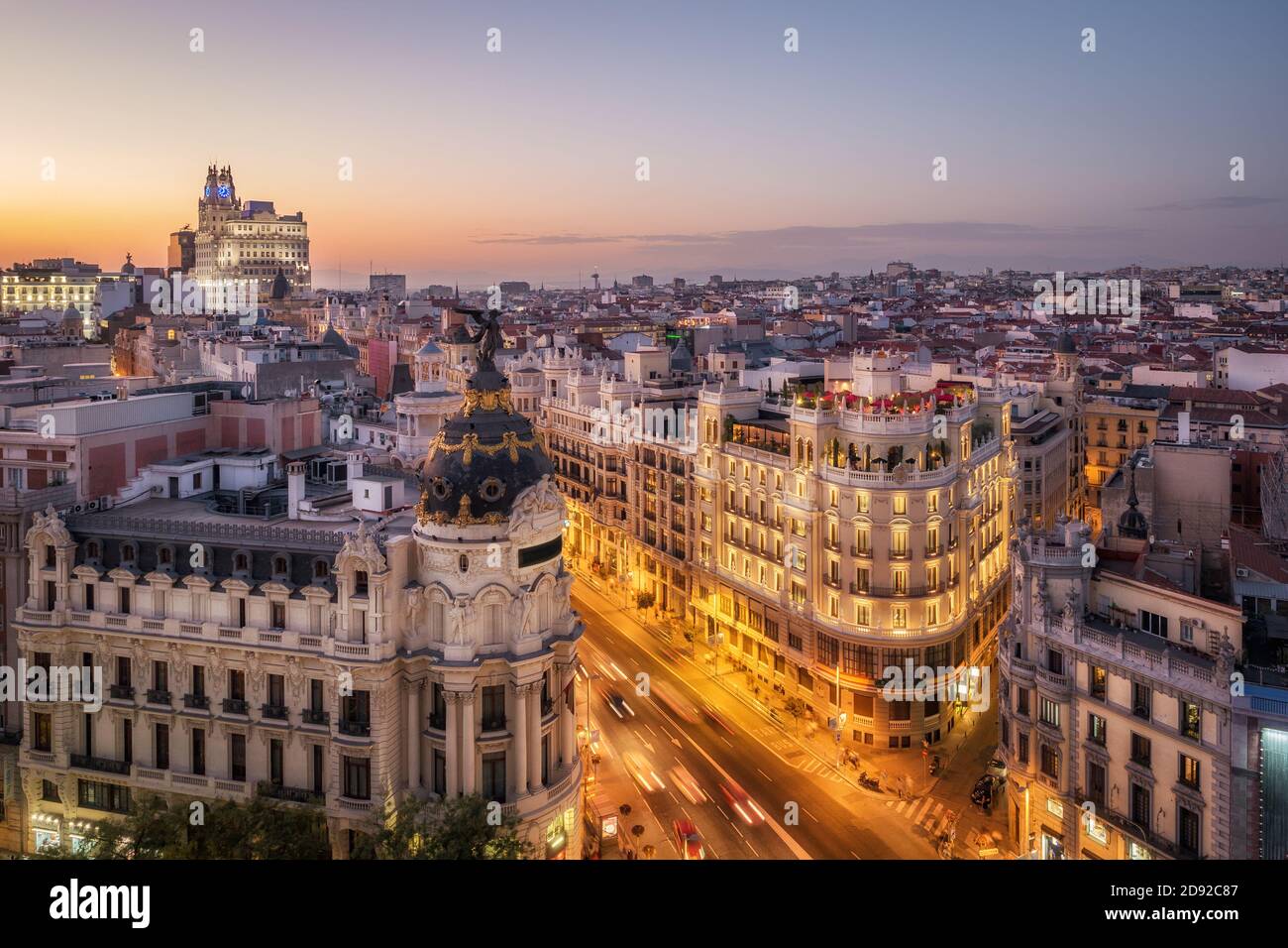 Panorama-Luftaufnahme der Gran Via, der berühmten Einkaufsstraße in Madrid, Hauptstadt und größte Stadt in Spanien, Europa. Stockfoto