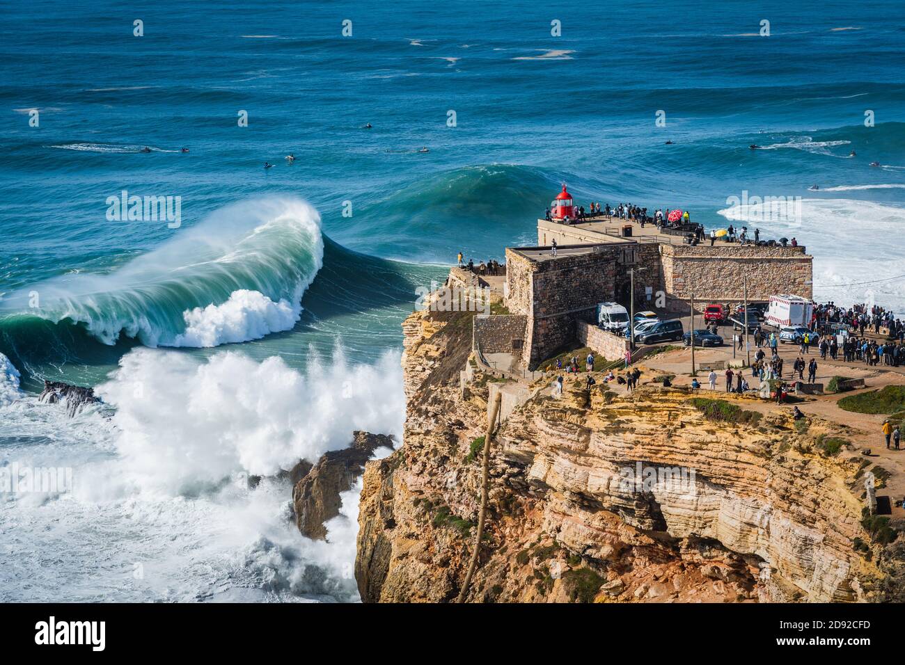 Große Wellen schlagen in der Nähe des Leuchtturms Fort von Nazare in Nazare, Portugal. Nazare ist bekannt dafür, die größten Wellen der Welt zu haben. Stockfoto