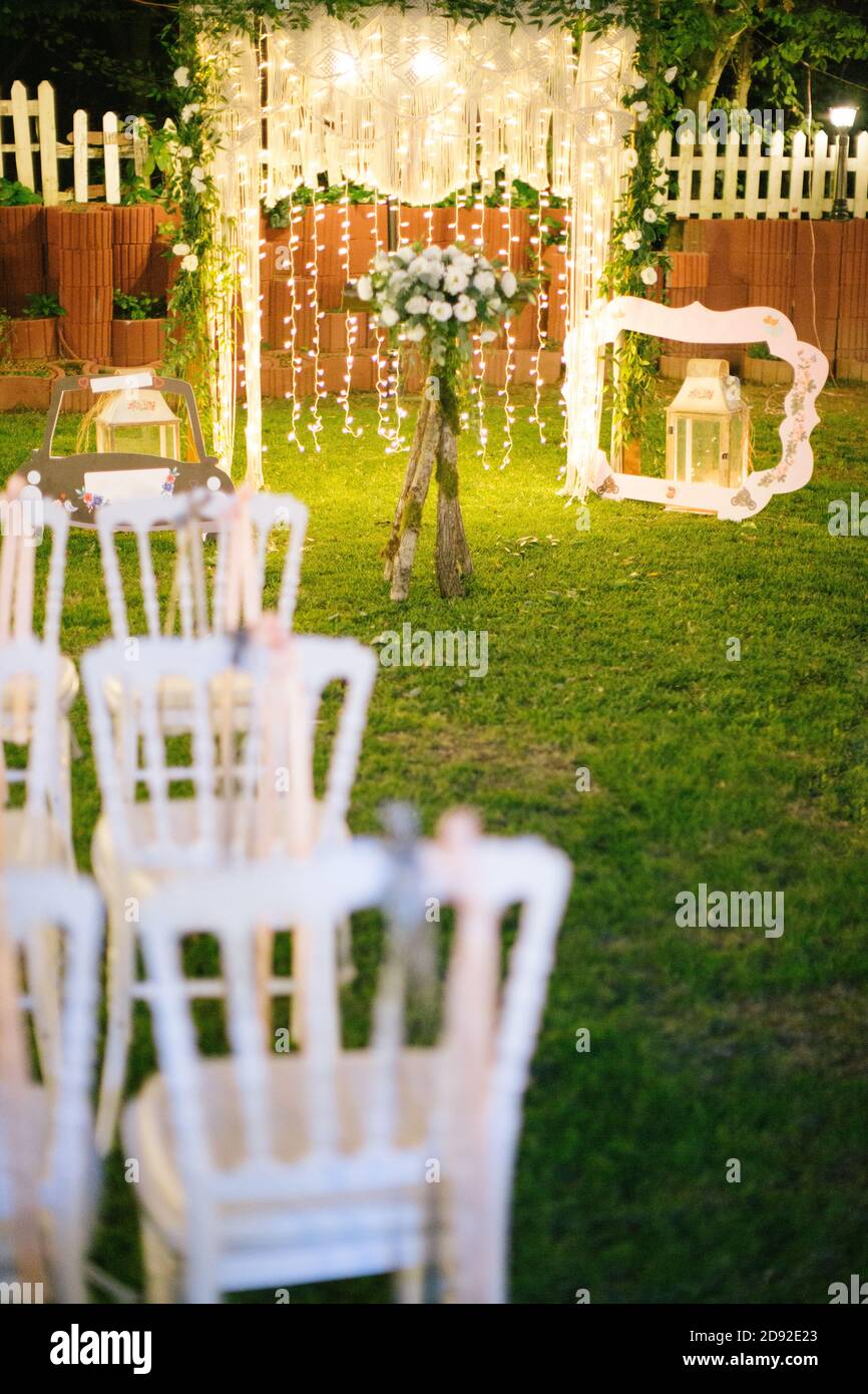 Dekorierter Hochzeitsbogen. Hochzeitszeremonie im Wald. Stockfoto