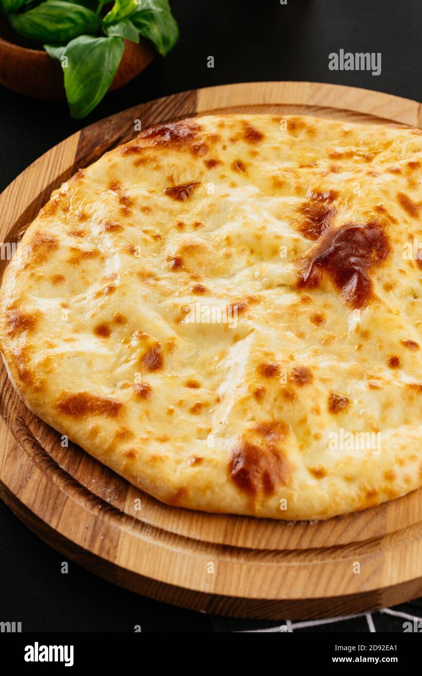 Georgische Käse Tortilla, Gemüse auf schwarzem Hintergrund Stockfoto