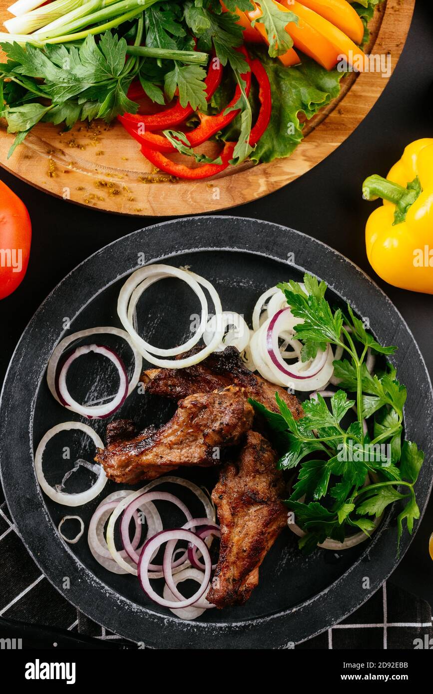 Traditionelle georgische Gericht Schischke Kebab oder Schaschlik, gegrilltes Schweinefleisch serviert mit geschmorten Auberginen, Pfeffer und Tomaten. Stockfoto