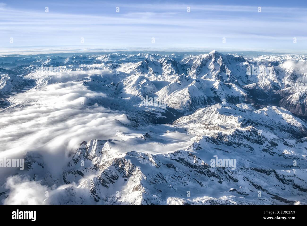 Fantastischer Blick aus der Vogelperspektive auf die von frischem Schnee bedeckten Alpen mit dem Mont Blanc auf dem Bild Stockfoto