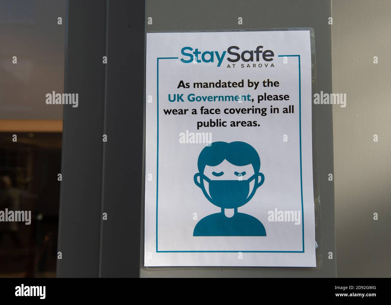 Windsor, Berkshire, Großbritannien. November 2020. Ein Schild mit der Gesichtsmaske Stay Safe at Sarova im Sir Christopher Wren Hotel in Windsor. Quelle: Maureen McLean/Alamy Stockfoto