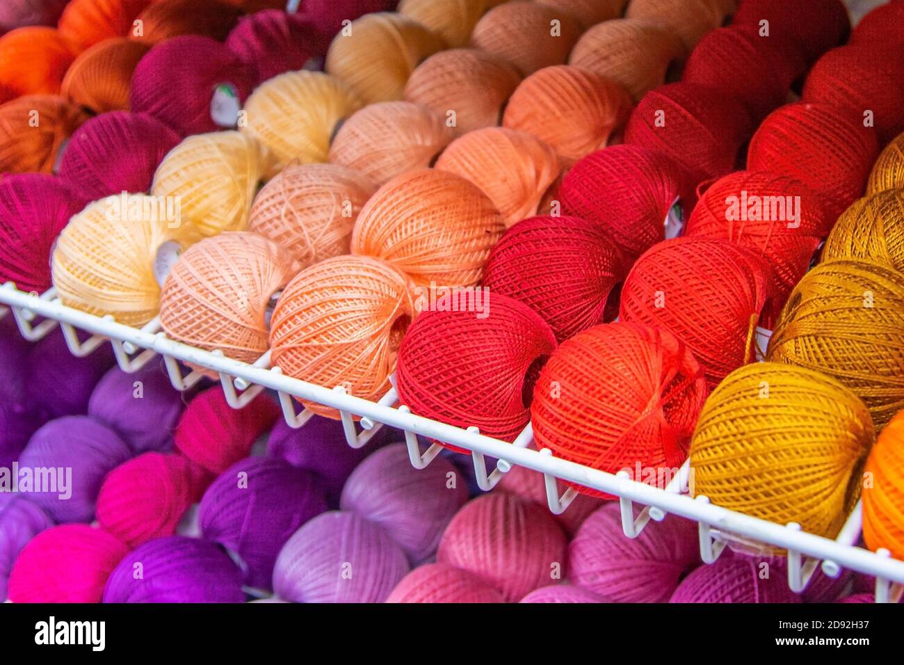 Mehrfarbige Spulen aus Strickgarn Stockfoto