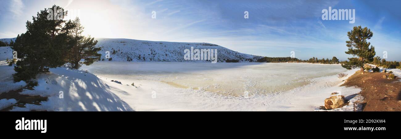 Panorama einer gefrorenen Lagune mit Schnee und Bäumen Neila Stockfoto