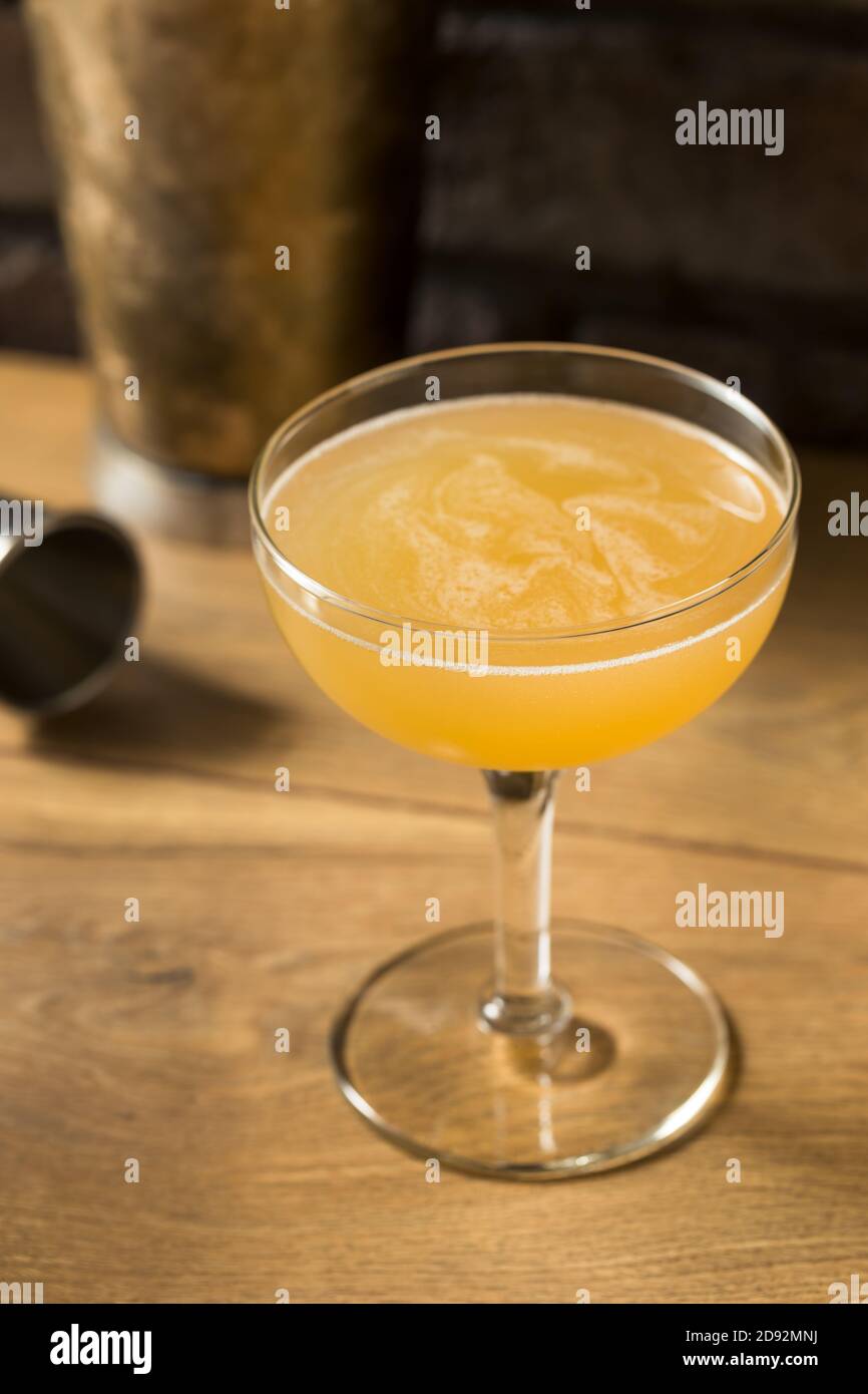 Erfrischender Cognac zwischen den Laken Cocktail mit Rum und Zitrone Stockfoto