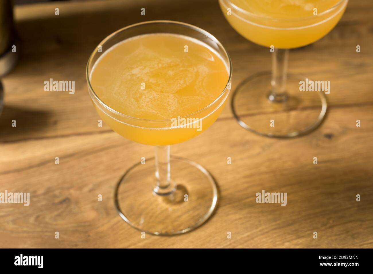 Erfrischender Cognac zwischen den Laken Cocktail mit Rum und Zitrone Stockfoto