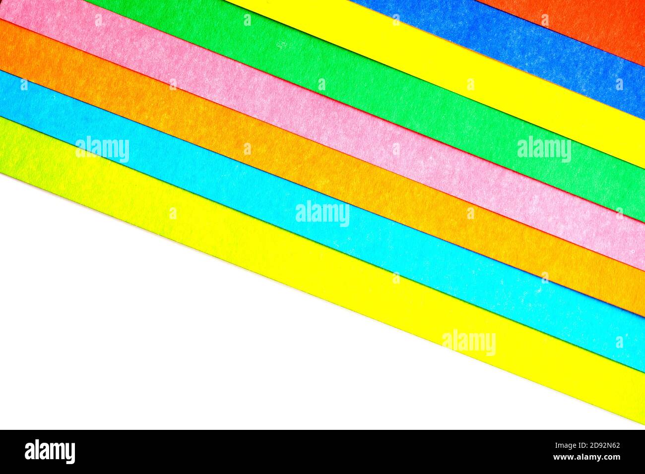 Mehrfarbige Streifen in einem Winkel von Pappe auf weißem Hintergrund, Draufsicht Stockfoto