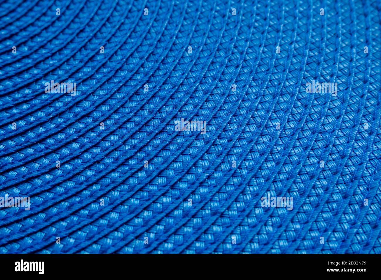 Ein Teil der blauen runden gewebten Textilmatte. Abstrakter Hintergrund, selektiver Fokus Stockfoto
