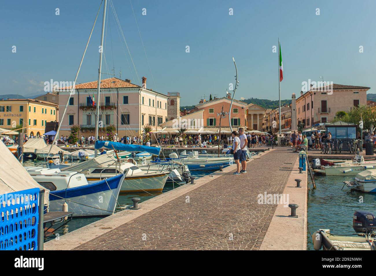 BARDOLINO, ITALIEN 16 SEPTEMBER 2020: Hafen am Gardasee von Bardolino mit Booten Stockfoto