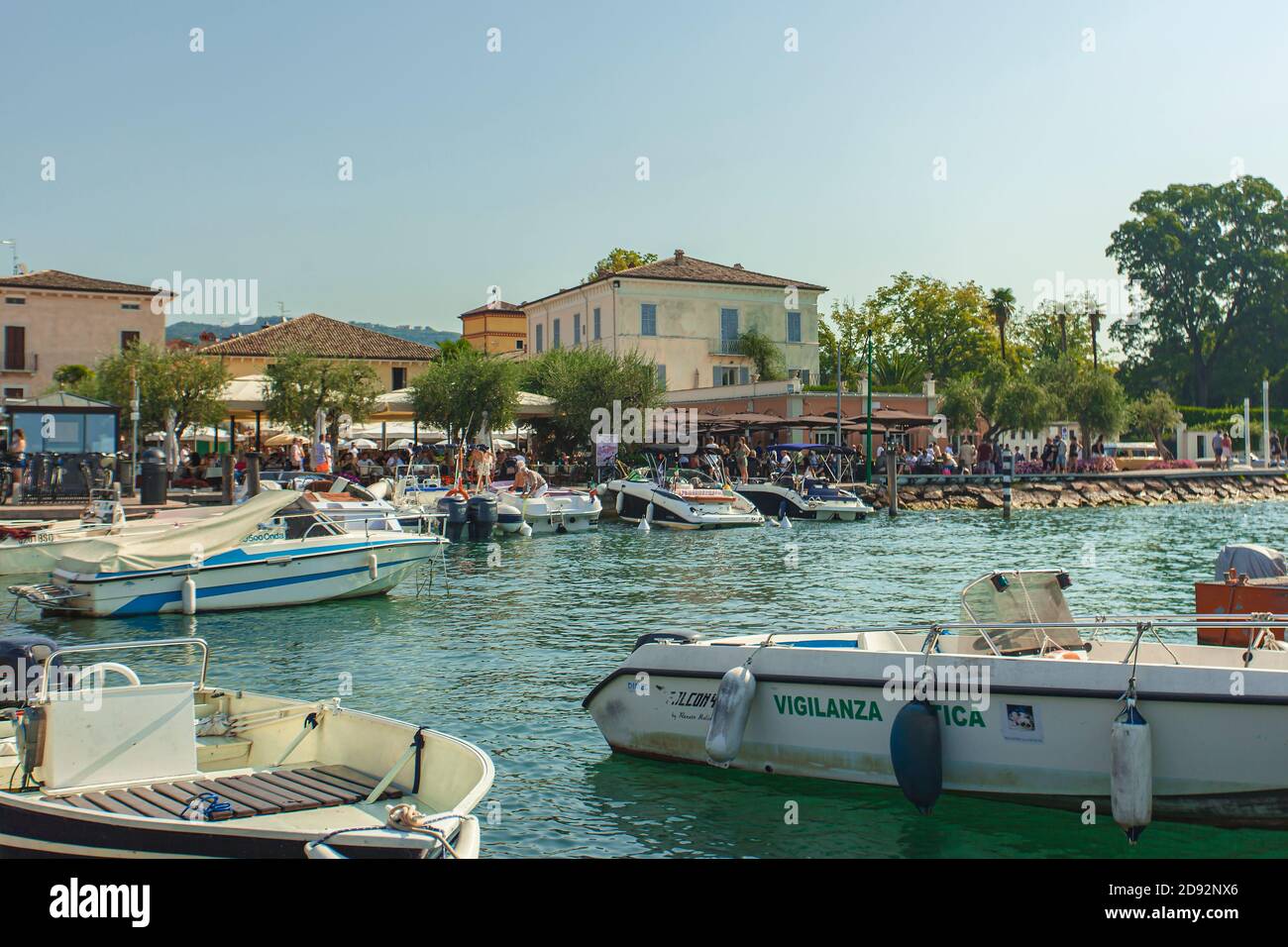 BARDOLINO, ITALIEN 16 SEPTEMBER 2020: Hafen am Gardasee von Bardolino mit Booten Stockfoto