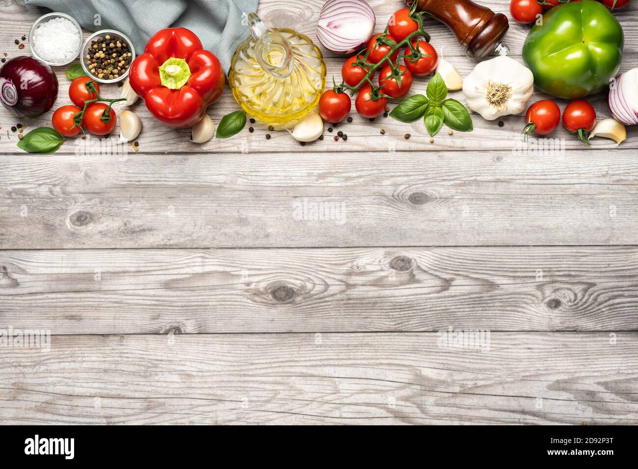 Gemüsesorten am oberen Rand aus grauem Holz Hintergrund Stockfoto