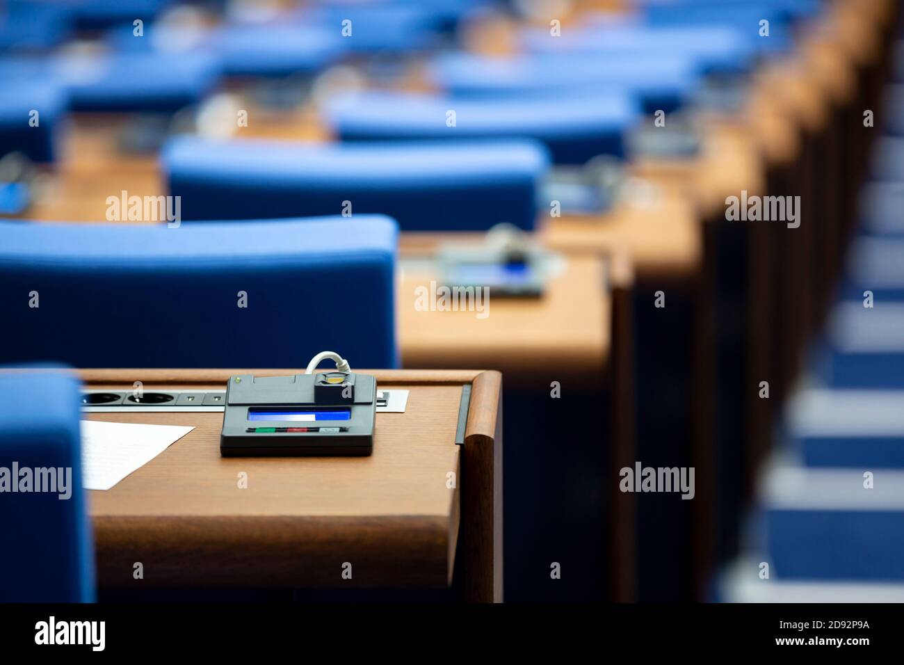 In einem leeren parlamentsgebäude. Blaue Stühle in Übereinstimmung mit Abstimmmaschinen für jeden Sitz auf dem Schreibtisch. Stockfoto