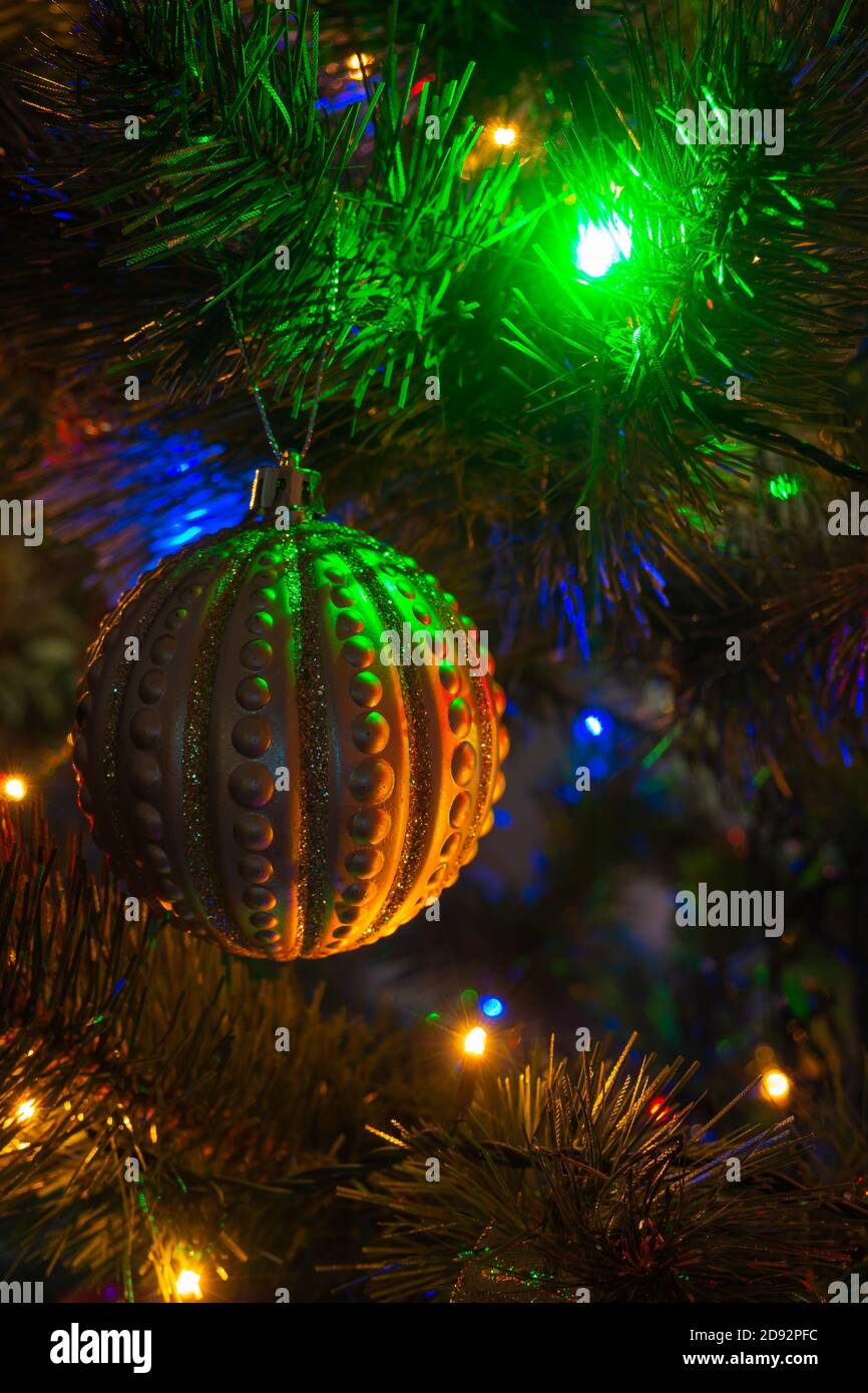 Vertikale Ansicht des Weihnachtsbaums mit goldener weihnachtskugel. Jahreskarte, selektiver Fokus Stockfoto