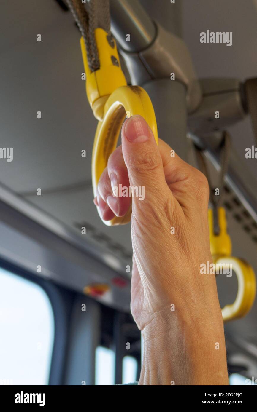 Vertikale Ansicht des gelben Handgriffs in öffentlichen Verkehrsmitteln. Nahaufnahme, Platz für Text kopieren Stockfoto