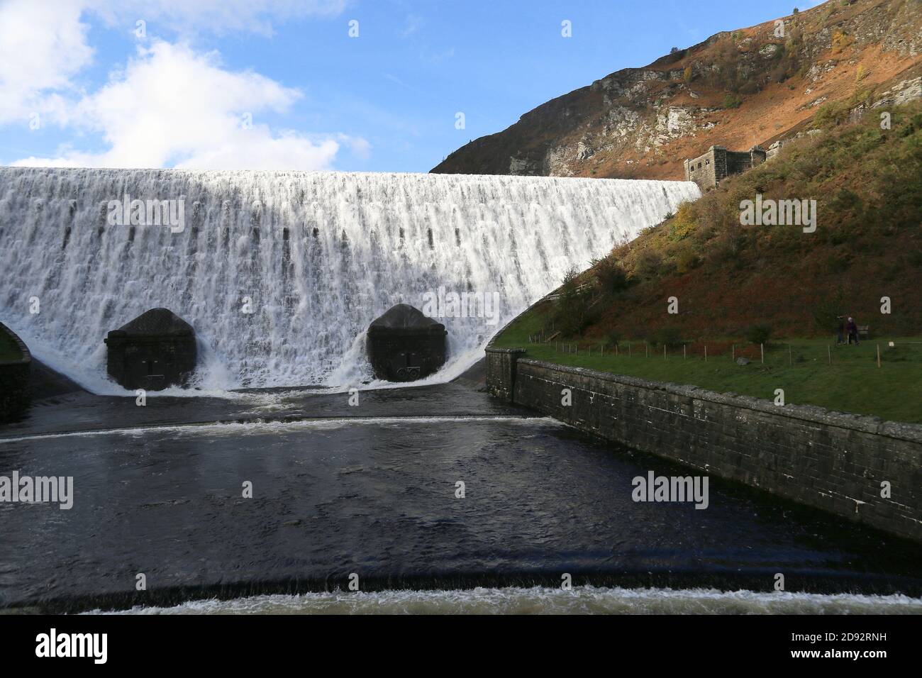 Caban Coch Dam in full Overflow, Elan Valley, Rhayader, Radnorshire, Powys, Wales, Großbritannien, Großbritannien, Großbritannien, Großbritannien, Europa Stockfoto