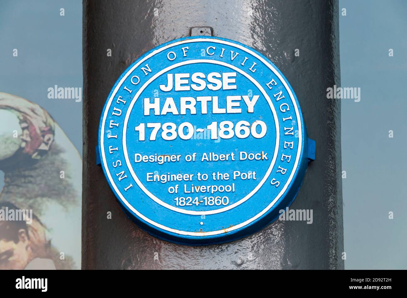 Die blaue Gedenktafel der Institution of Civil Engineers erinnert an Jesse Hartley, den Designer des Albert Dock in Liverpool. Stockfoto