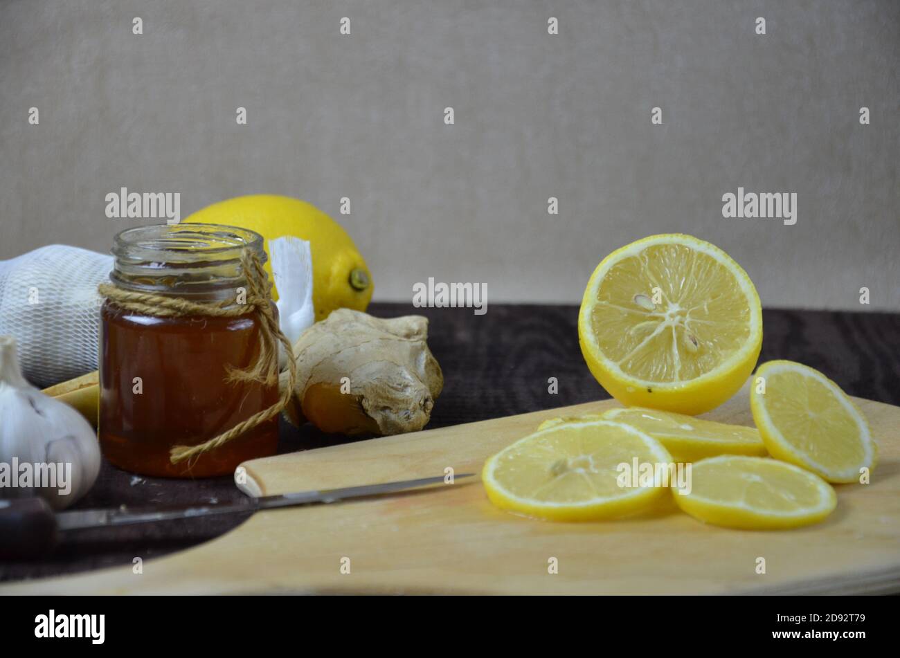 Tasse Ingwer-Tee mit Honig und Zitrone auf Holztisch Stockfoto