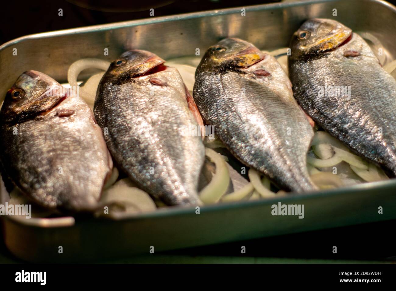 Seebrasse bereit, um gebackenen Fisch gebraten werden gescooked Stockfoto